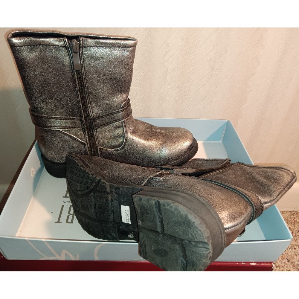 Very Volatile Phantom Silver Sparkly BRAND NEW Boot - Size 6 Medium